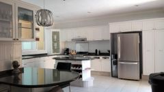 {"esp":"Cocina equipada","ing":""}