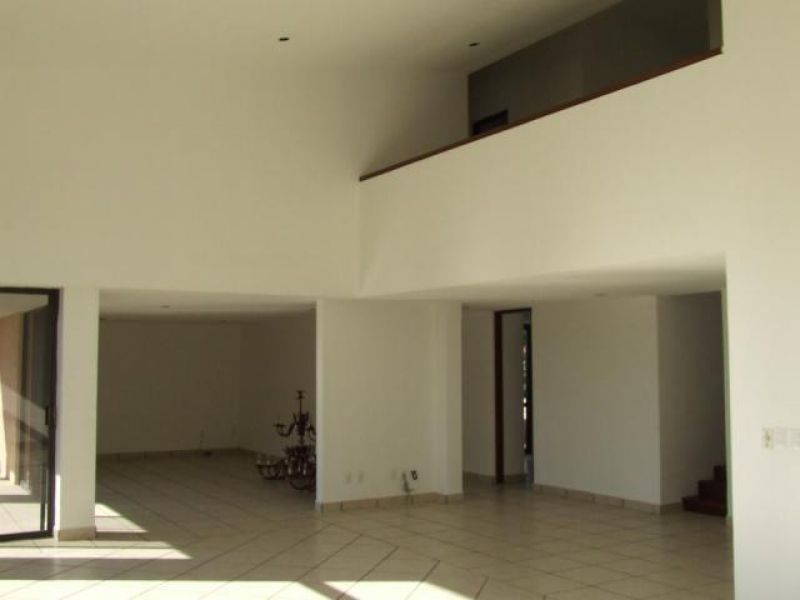 {"esp":"ESTANCIAS sala tv atr\u00c3\u00a1s"}