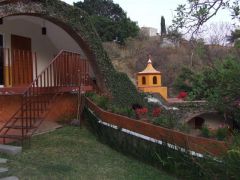 {"esp":"fachada desde jard\u00c3\u00adn"}