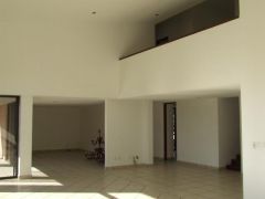 {"esp":"ESTANCIAS sala tv atr\u00c3\u00a1s"}